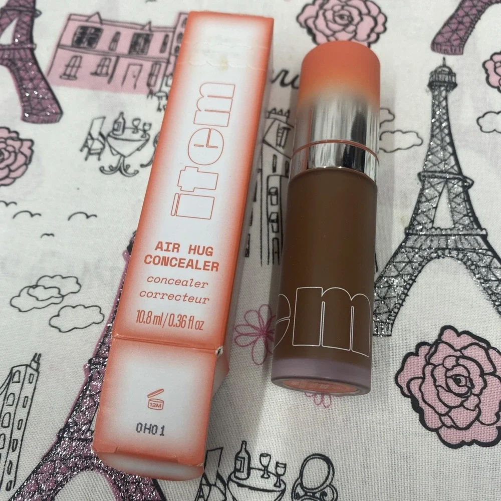 ITEM Beauty by Addison Rae, Air Hug Concealer, Medium-to-Full Coverage SHADE 520
